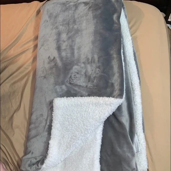 Catherine Malandrino Other - Catherine Malandrino Velvet Sherpa throw blanket